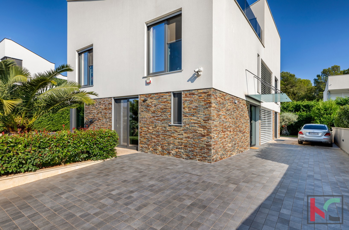Istra, Fažana, luksuzna vila z bazenom in urejenim vrtom 642 m2, 100 m od morja, dvigalo