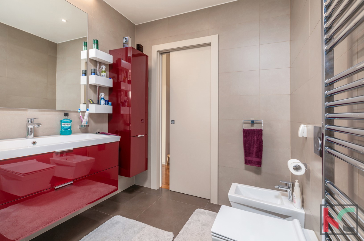Istra, Fažana, luksuzna vila z bazenom in urejenim vrtom 642 m2, 100 m od morja, dvigalo