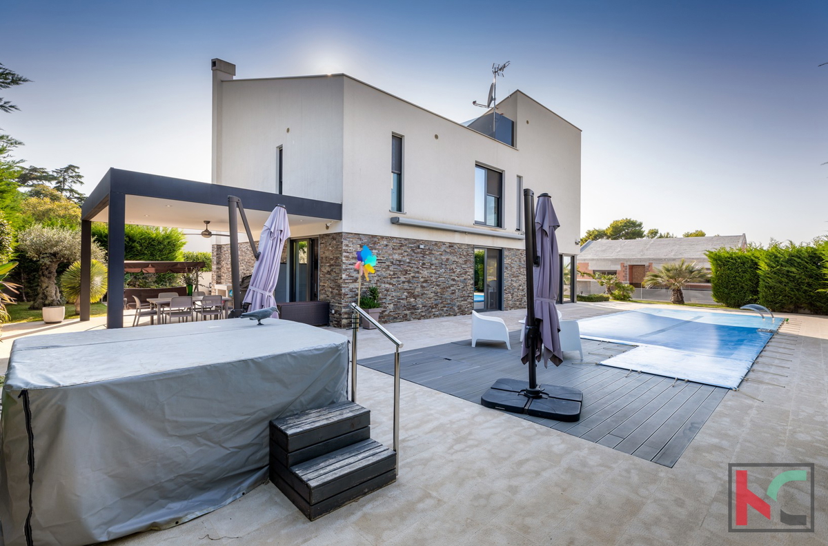 Istra, Fažana, luksuzna vila z bazenom in urejenim vrtom 642 m2, 100 m od morja, dvigalo