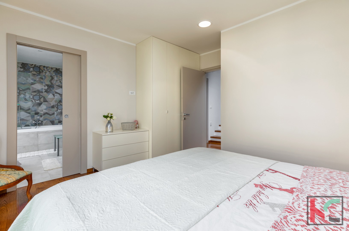 Istra, Fažana, luksuzna vila z bazenom in urejenim vrtom 642 m2, 100 m od morja, dvigalo