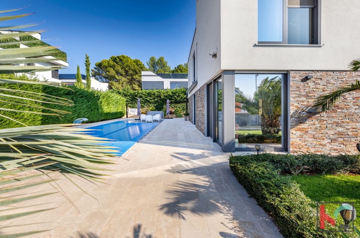 Istra, Fažana, luksuzna vila z bazenom in urejenim vrtom 642 m2, 100 m od morja, dvigalo