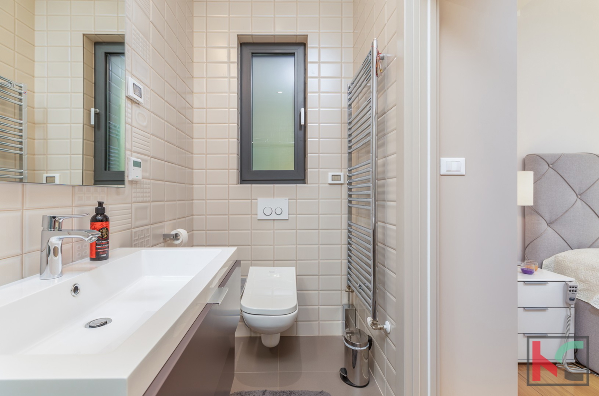 Istra, Fažana, luksuzna vila z bazenom in urejenim vrtom 642 m2, 100 m od morja, dvigalo