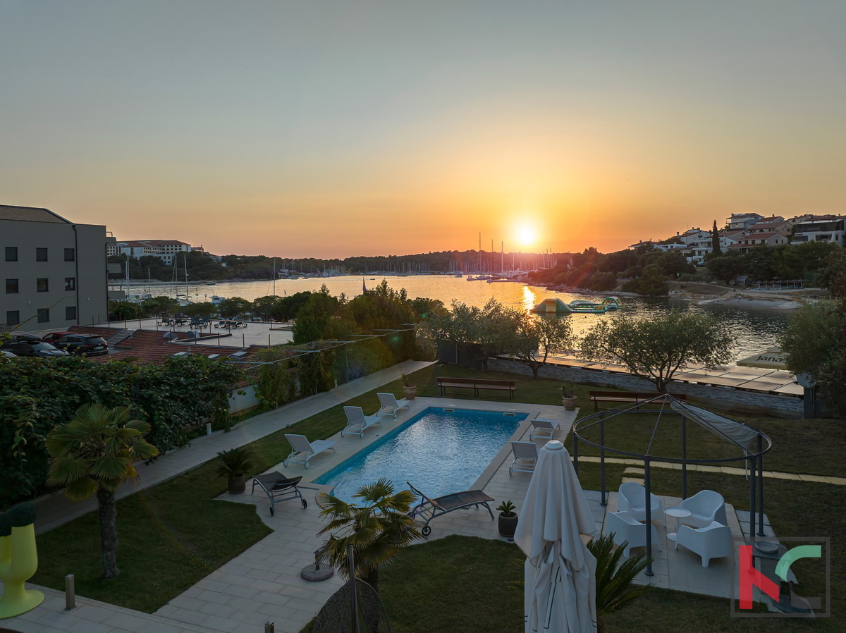 Istra, Pula, Pješčana Uvala, hiša z bazenom na ekskluzivni lokaciji, tik ob morju in plaži