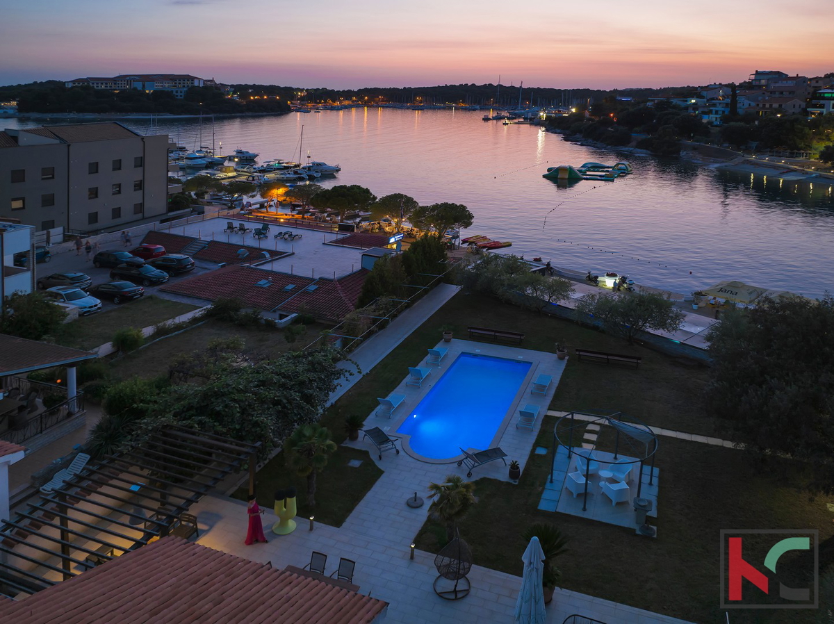 Istra, Pula, Pješčana Uvala, hiša z bazenom na ekskluzivni lokaciji, tik ob morju in plaži