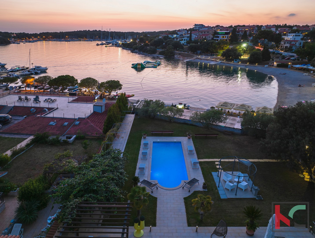 Istra, Pula, Pješčana Uvala, hiša z bazenom na ekskluzivni lokaciji, tik ob morju in plaži