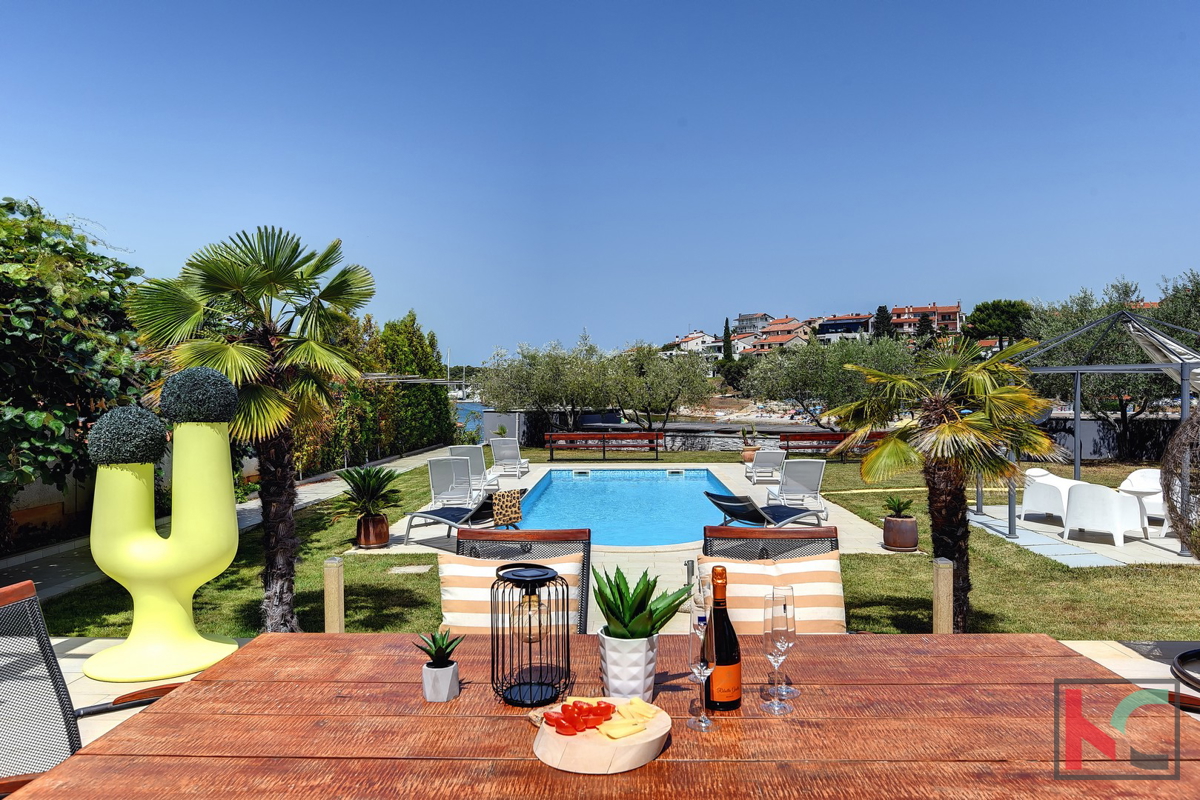 Istra, Pula, Pješčana Uvala, hiša z bazenom na ekskluzivni lokaciji, tik ob morju in plaži