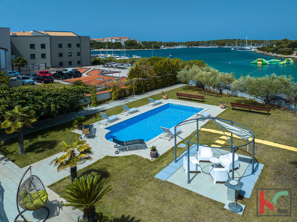 Istra, Pula, Pješčana Uvala, hiša z bazenom na ekskluzivni lokaciji, tik ob morju in plaži