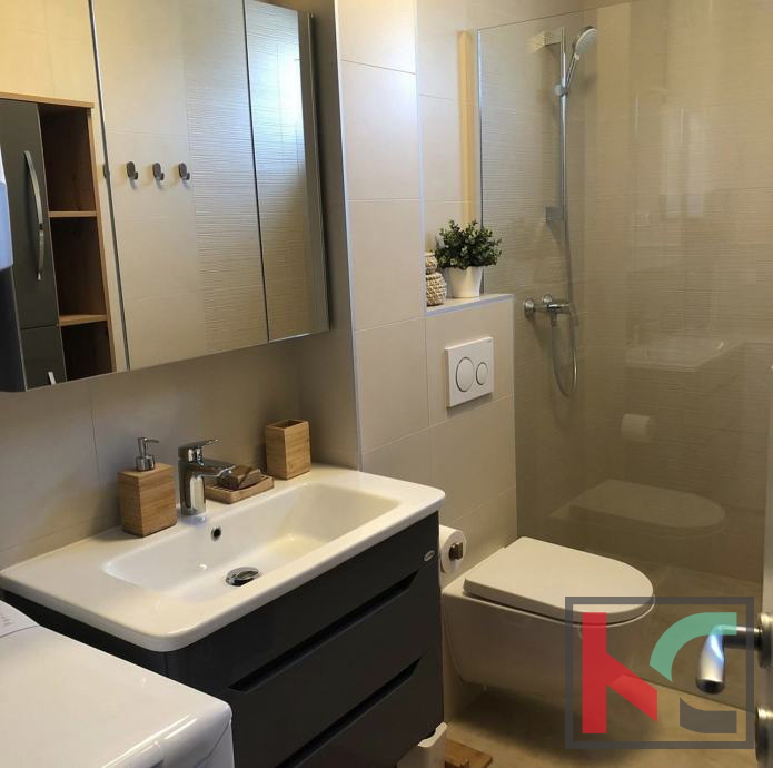 Istra, Banjole, apartma 61,76 m2 z zasebnim bazenom, prva vrsta do morja #prodaja