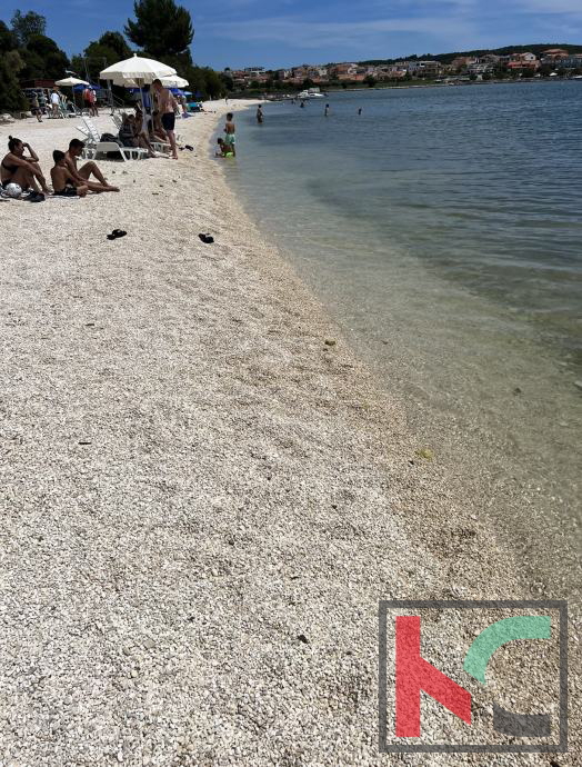 Istra, Banjole, apartma 61,76 m2 z zasebnim bazenom, prva vrsta do morja #prodaja