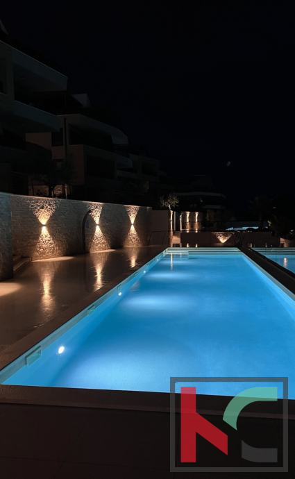 Istra, Banjole, apartma 61,76 m2 z zasebnim bazenom, prva vrsta do morja #prodaja