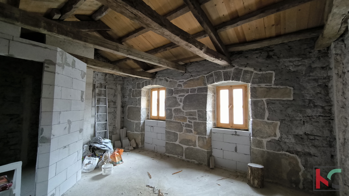 BUZET, ŠARMANTNA KAMENA KUĆA S DVORIŠTEM #PRODAJA