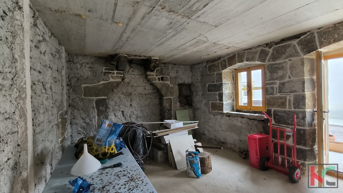 BUZET, ŠARMANTNA KAMENA KUĆA S DVORIŠTEM #PRODAJA