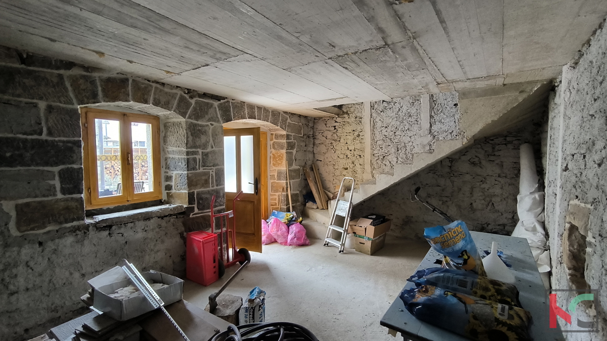 BUZET, ŠARMANTNA KAMENA KUĆA S DVORIŠTEM #PRODAJA
