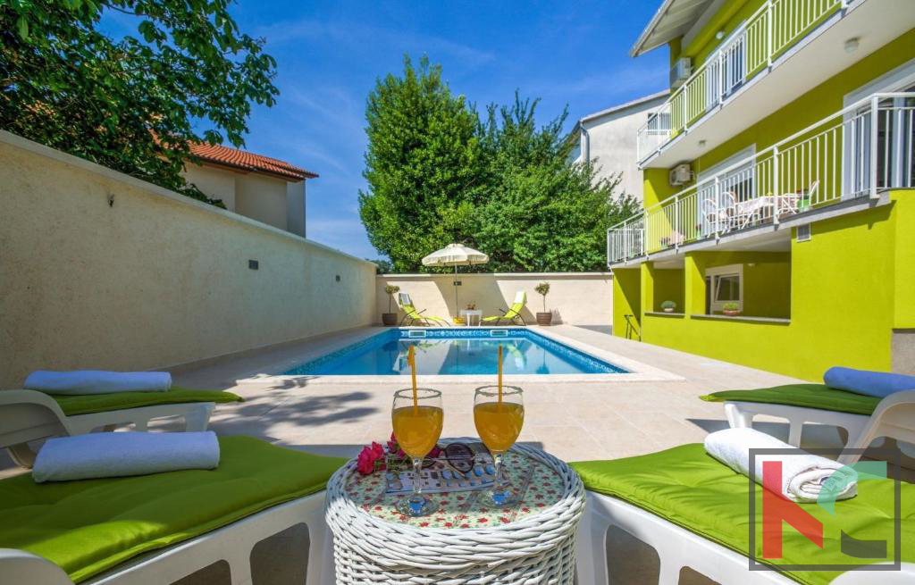 Istra, Pula, obnovljena hiša z bazenom in urejenim vrtom 311m2, garaža