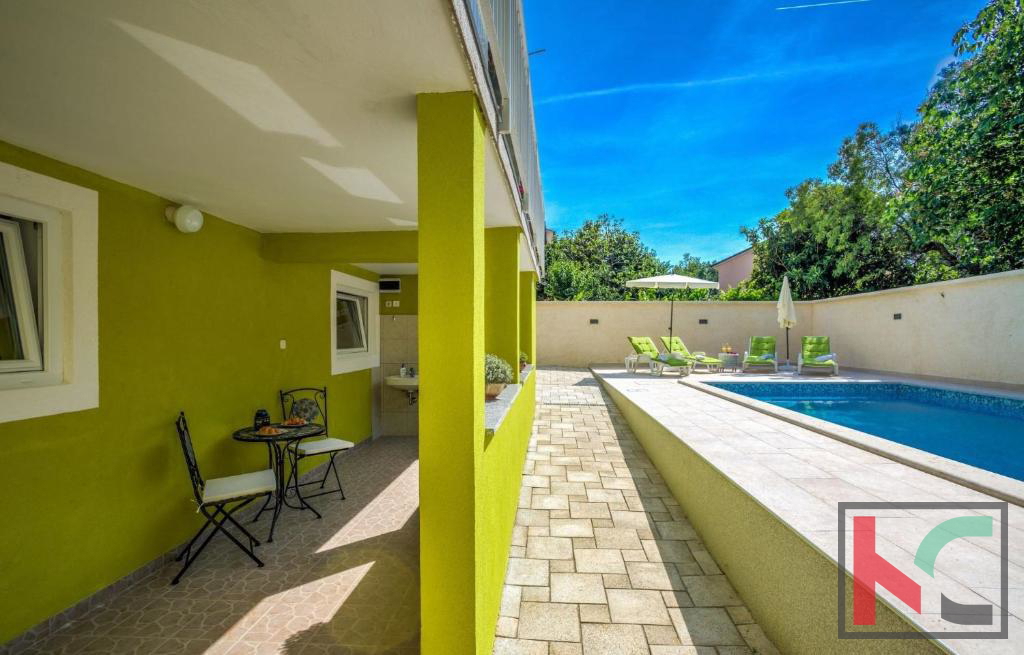 Istra, Pula, obnovljena hiša z bazenom in urejenim vrtom 311m2, garaža