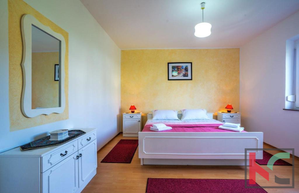Istra, Pula, obnovljena hiša z bazenom in urejenim vrtom 311m2, garaža