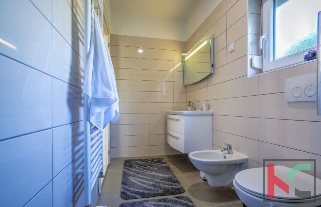 Istra, Pula, obnovljena hiša z bazenom in urejenim vrtom 311m2, garaža