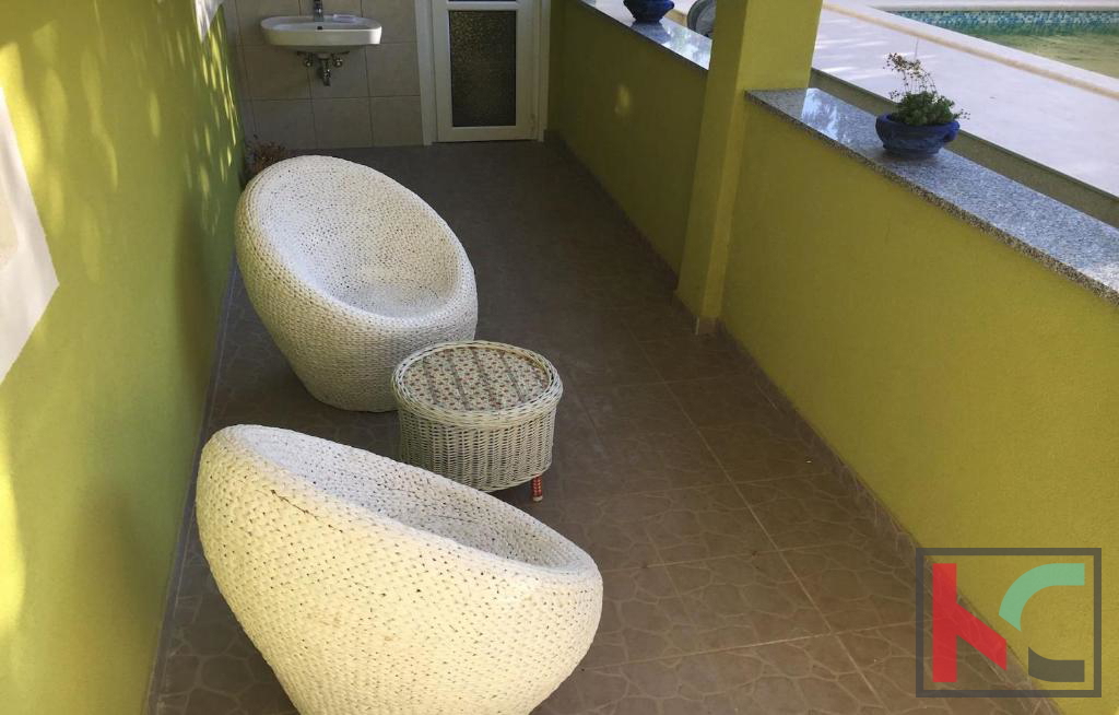 Istra, Pula, obnovljena hiša z bazenom in urejenim vrtom 311m2, garaža