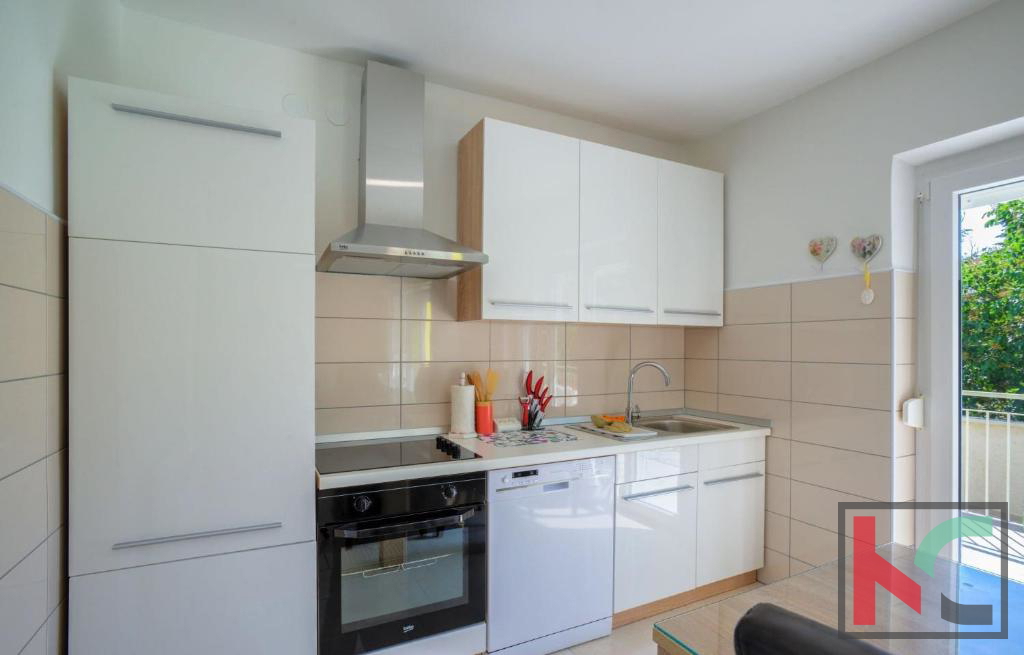 Istra, Pula, obnovljena hiša z bazenom in urejenim vrtom 311m2, garaža