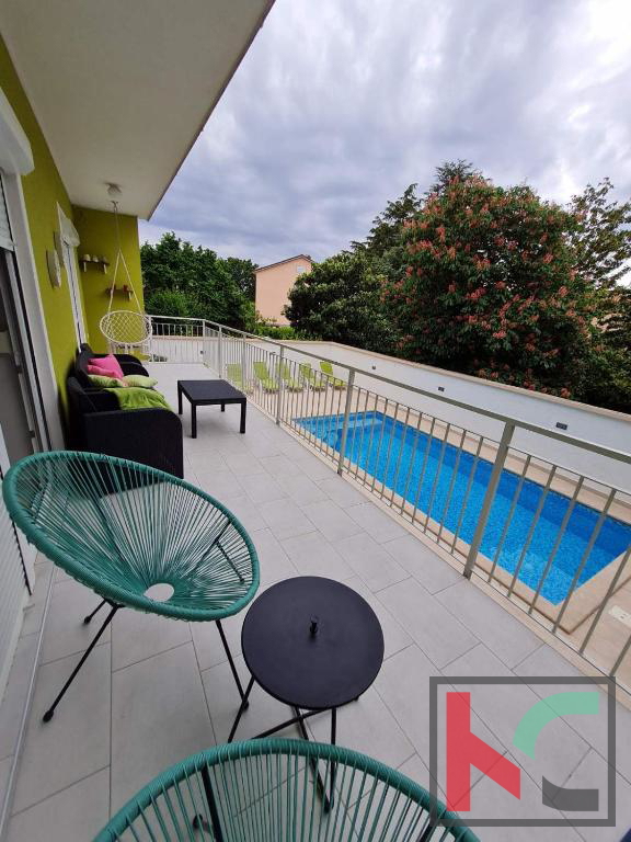 Istra, Pula, obnovljena hiša z bazenom in urejenim vrtom 311m2, garaža