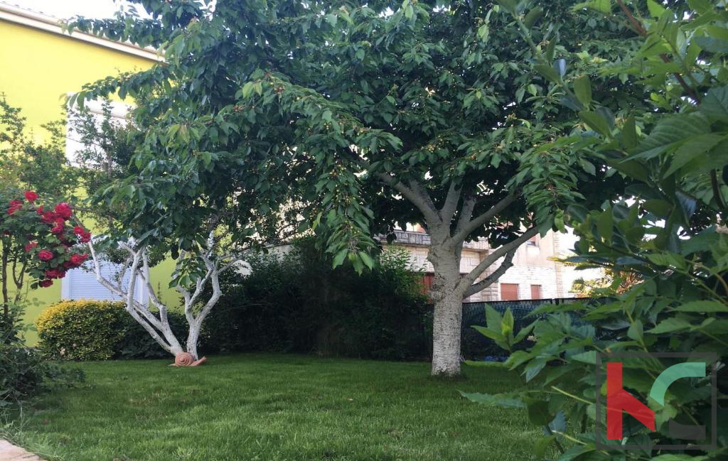 Istra, Pula, obnovljena hiša z bazenom in urejenim vrtom 311m2, garaža