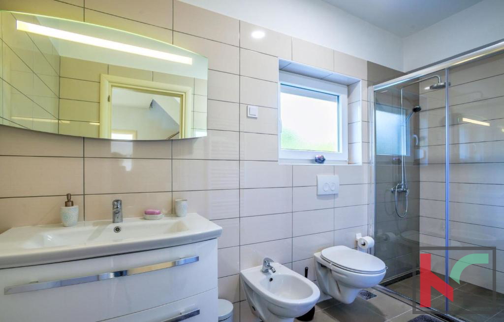 Istra, Pula, obnovljena hiša z bazenom in urejenim vrtom 311m2, garaža