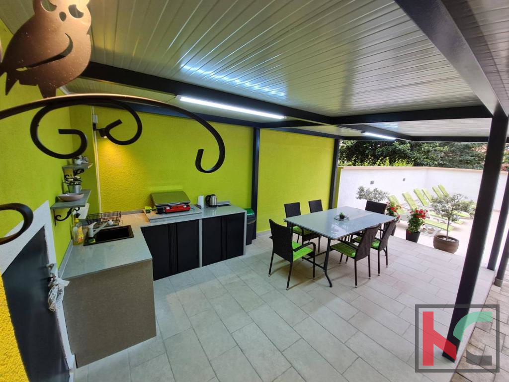 Istra, Pula, obnovljena hiša z bazenom in urejenim vrtom 311m2, garaža
