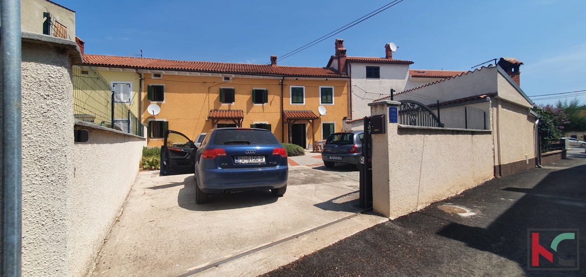 Istra, Pula, Marčana, dve adaptirani hiši v nizu