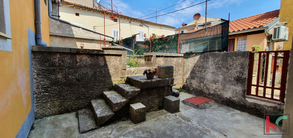 Istra, Pula, Marčana, dve adaptirani hiši v nizu