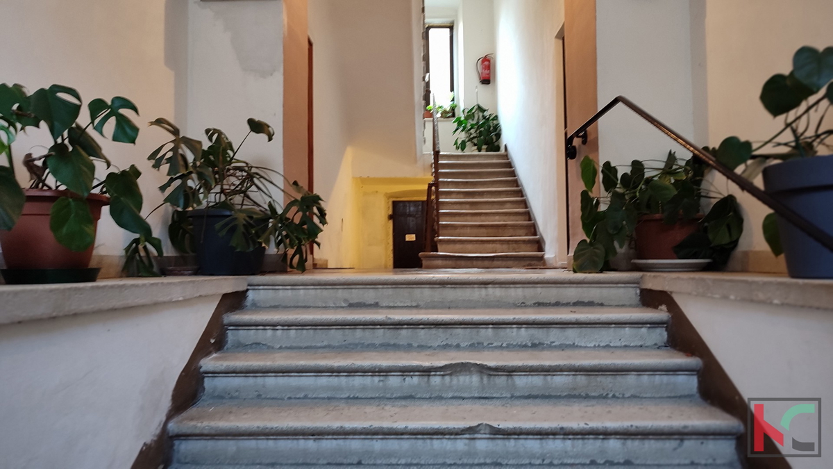 Istra, Pula, prenovljeno stanovanje 2S+DB 74,62 m2 v centru