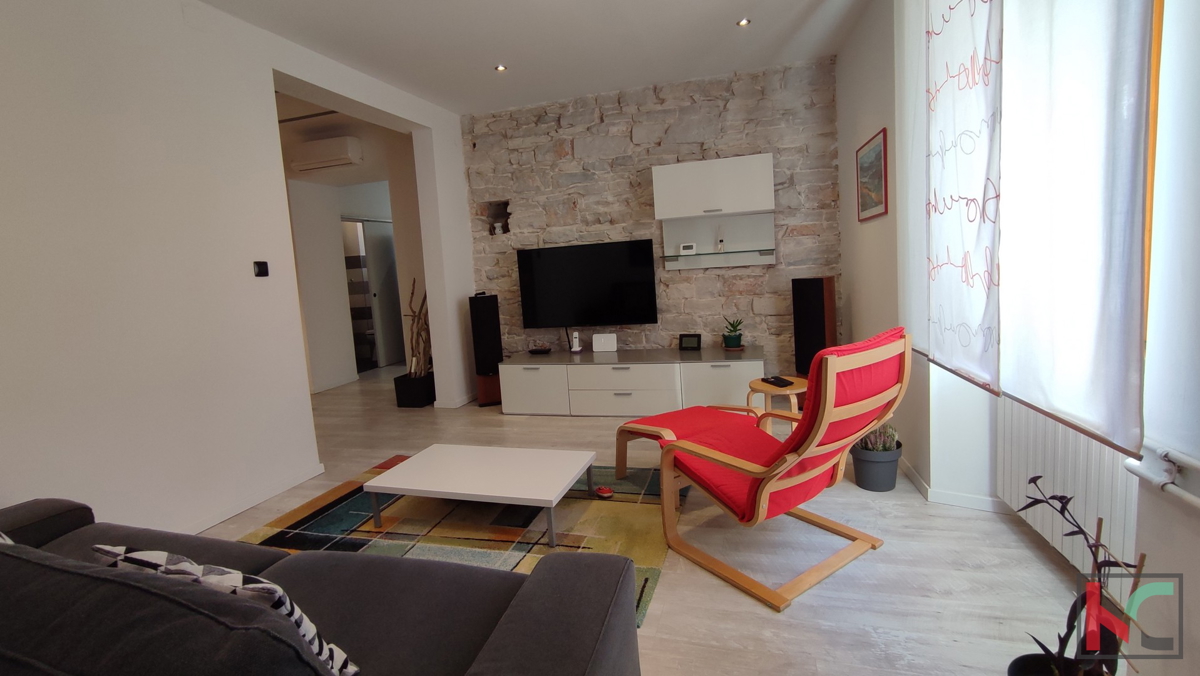 Istra, Pula, prenovljeno stanovanje 2S+DB 74,62 m2 v centru