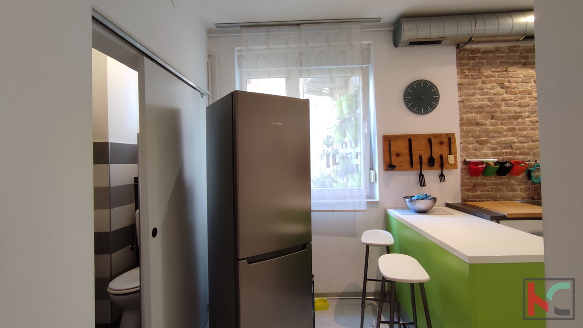 Istra, Pula, prenovljeno stanovanje 2S+DB 74,62 m2 v centru