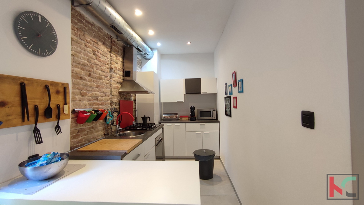 Istra, Pula, prenovljeno stanovanje 2S+DB 74,62 m2 v centru