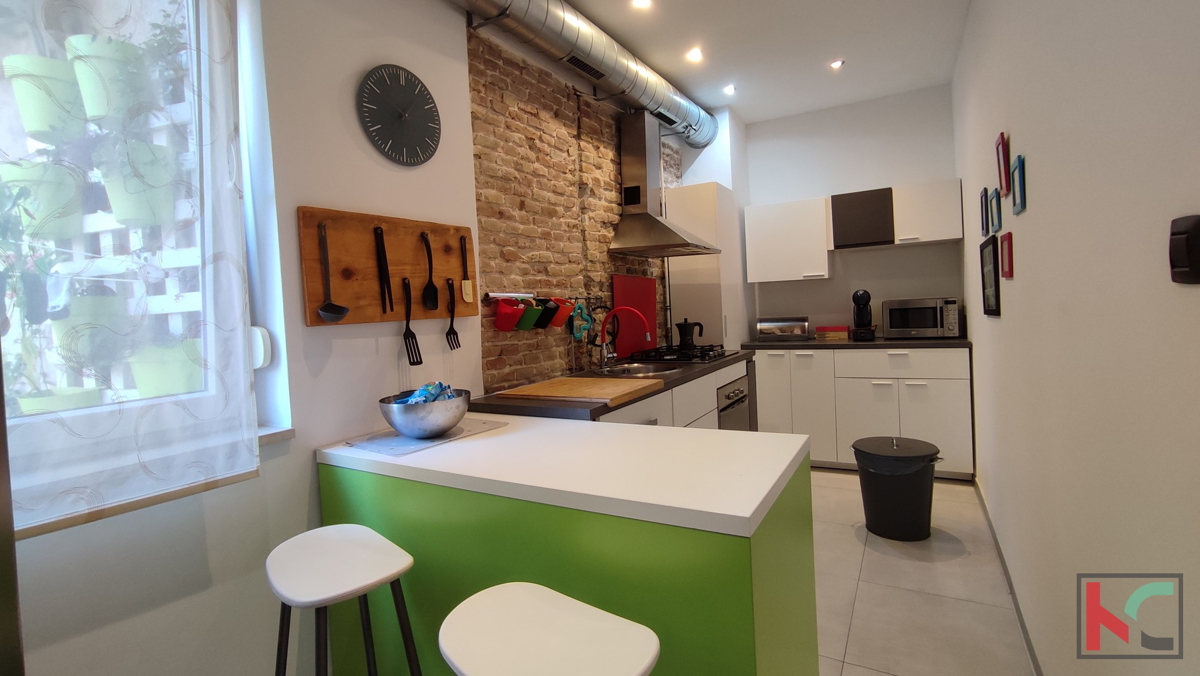 Istra, Pula, prenovljeno stanovanje 2S+DB 74,62 m2 v centru
