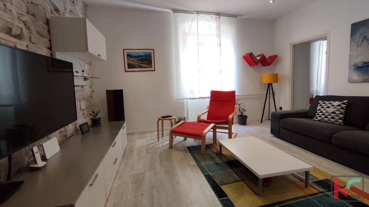 Istra, Pula, prenovljeno stanovanje 2S+DB 74,62 m2 v centru