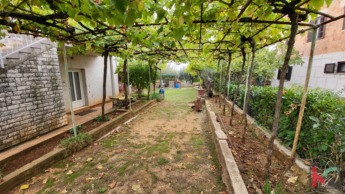 Istra - Peruški, hiša na prostorni parceli 1000m2, pogled na morje # prodamo