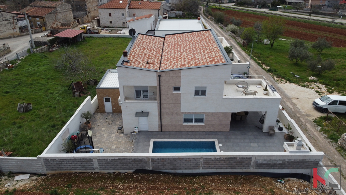 Luksuzna vila z bazenom in pogledom na morje in Brione v Galižani