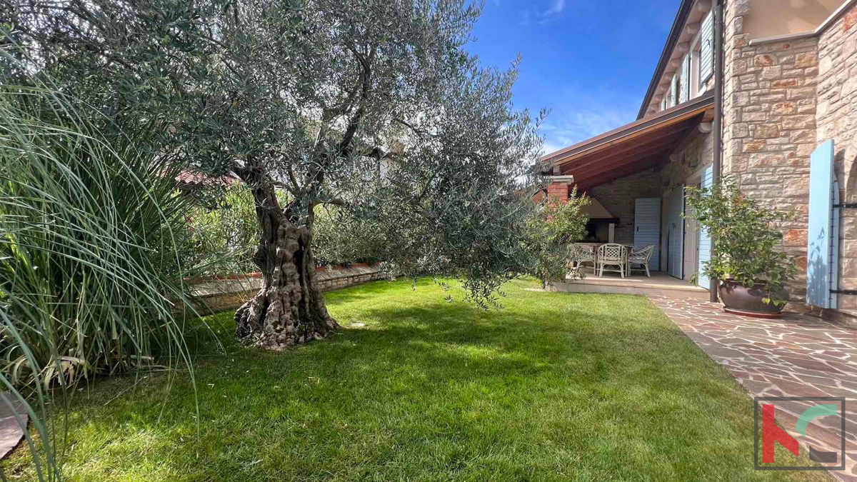 Istra, Poreč, kamnita dvoetažna vila z bazenom, 134,58 m2 #prodaja