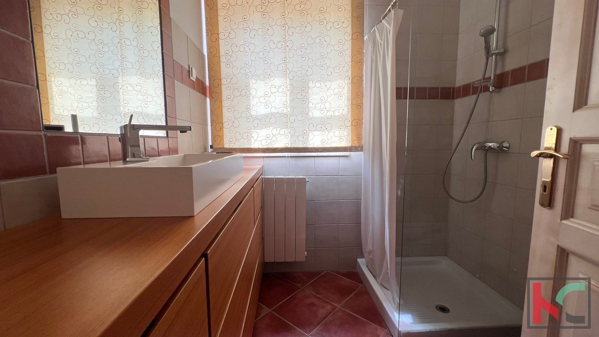 Istra, Poreč, kamnita dvoetažna vila z bazenom, 134,58 m2 #prodaja