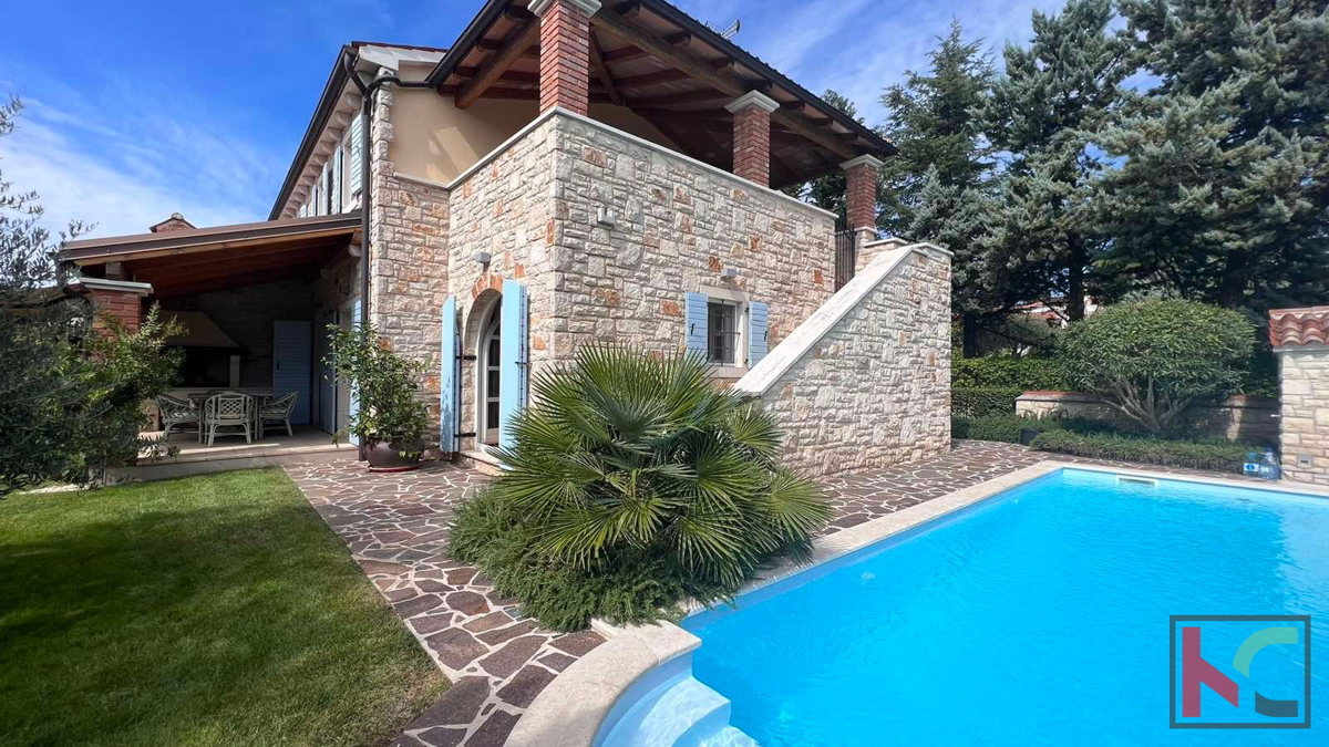Istra, Poreč, kamnita dvoetažna vila z bazenom, 134,58 m2 #prodaja