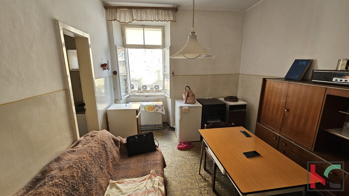 Istra, Pula, Centar, stanovanje 73,54 m2 za adaptacijo v strogem centru mesta, #prodaja