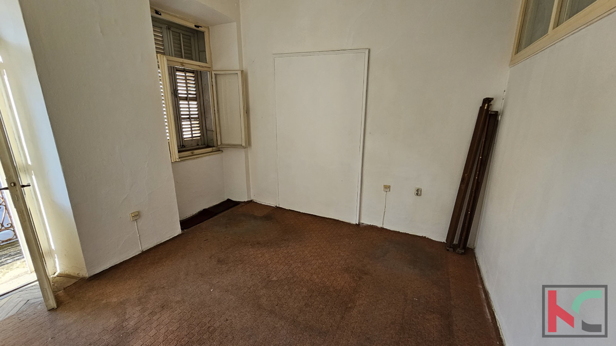 Istra, Pula, Centar, stanovanje 73,54 m2 za adaptacijo v strogem centru mesta, #prodaja