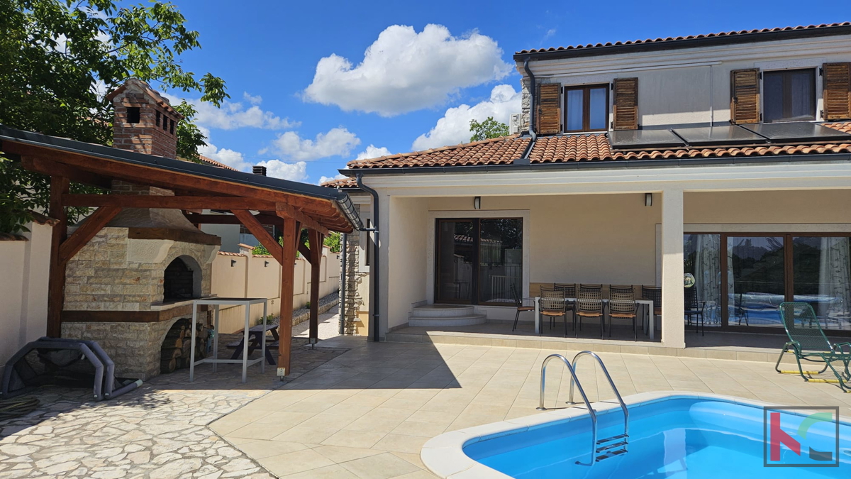 Žminj, lepa vila na samem z velikim vrtom, igriščem in bazenom na zemljišču 2350m2 #prodaja