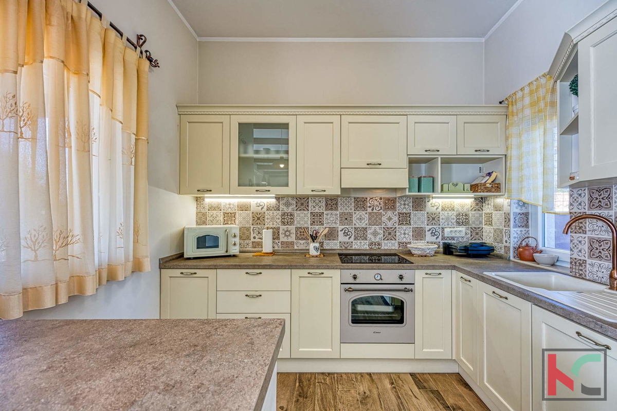 Istra, Loborika, hiša z bazenom in urejenim vrtom 745 m2, #prodaja