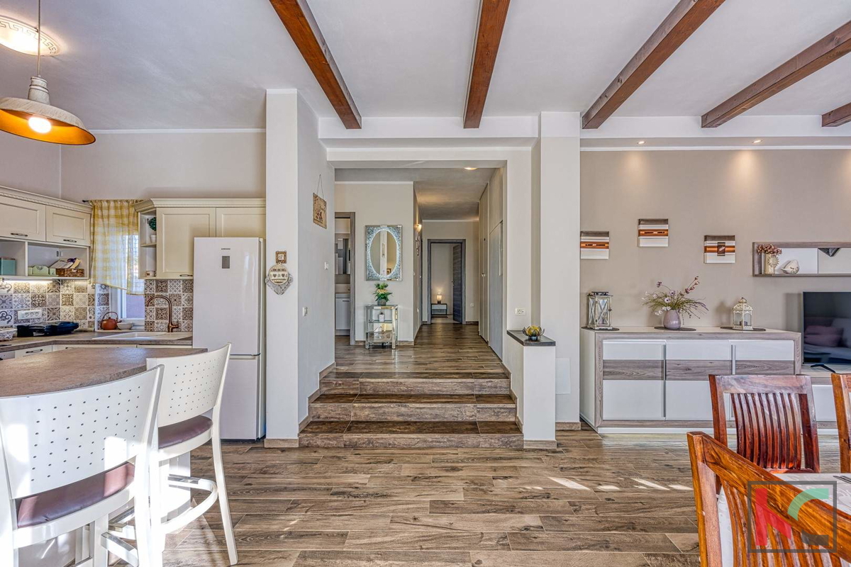 Istra, Loborika, hiša z bazenom in urejenim vrtom 745 m2, #prodaja