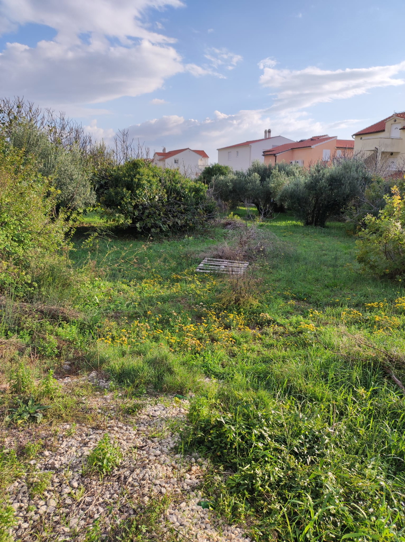 VODICE, PRODAMO ZAZIDLJIVO ZEMLJIŠČE