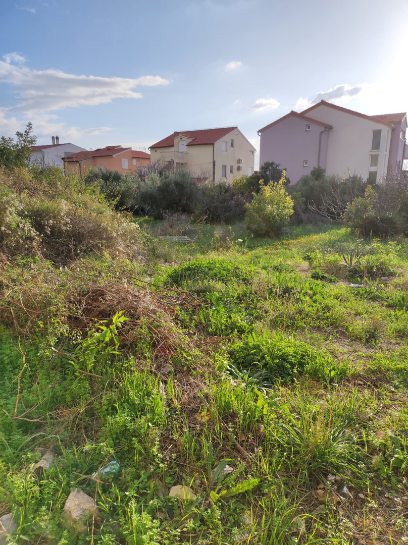 VODICE, PRODAMO ZAZIDLJIVO ZEMLJIŠČE