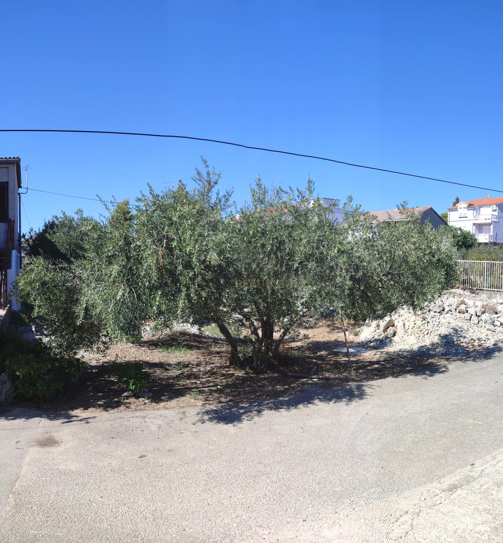 Vodice, gradbeno zemljišče nedaleč od centra