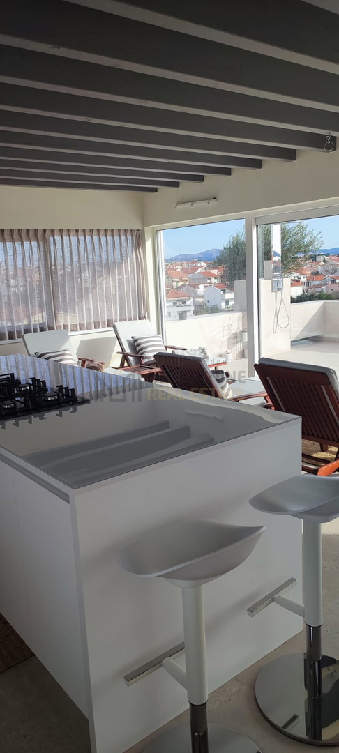 VODICE,V CELOTI OPREMLJENA  PENTHOUSE V CENTRU S STREŠNO TERASO