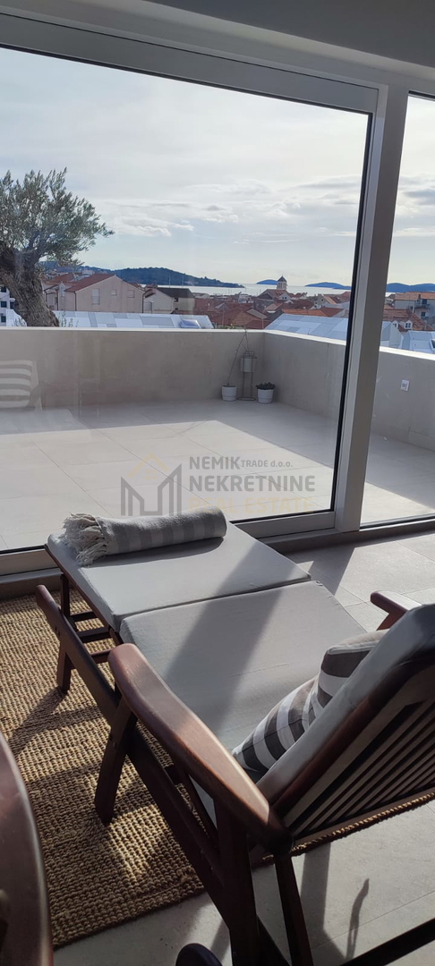 VODICE,V CELOTI OPREMLJENA  PENTHOUSE V CENTRU S STREŠNO TERASO